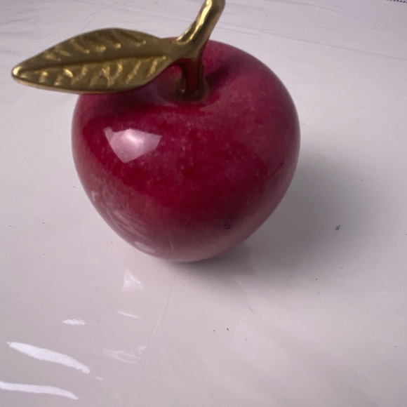 Vtg Polished APPLE PAPERWEIGHT Marble Stone Teacher Gift Brass Stem Red - Picture 2 of 6